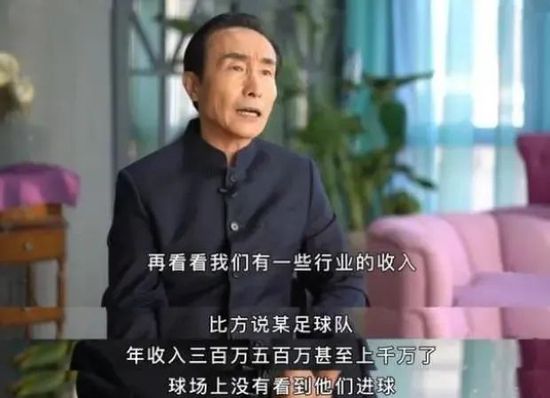 与上一代蜘蛛侠托比马奎尔比拟，虽然安德鲁加菲尔德不管从帅度仍是从萌度上来讲，都不见得能超出前者，但他略显青涩的微笑和眉宇间俏皮的孩子气，加上两条无时不刻在天上嗖嗖乱飞的年夜长腿，其实是到达了乱用渐欲迷人眼的视觉结果。